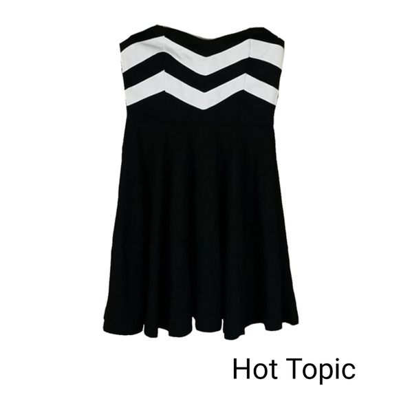 NEW! Hot Topic Strapless Dress, Black & White Chevron Accent, Size S - Picture 4 of 5